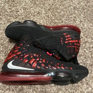 Nike Lebron 17 bred